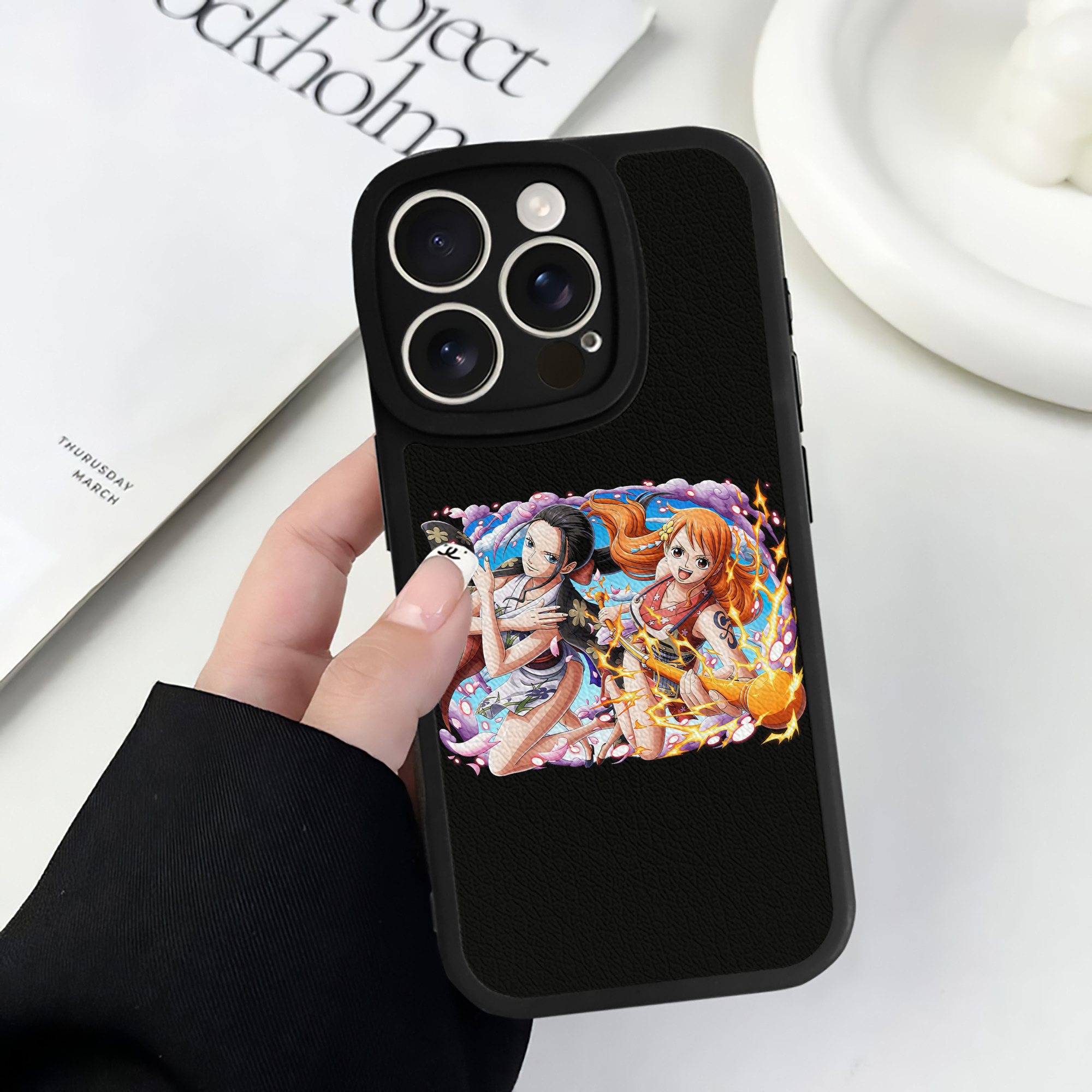 （画像用） ワンピース ナミ ONE PIECE Nami 【iPhone 16シリーズ対応】シリコンスマホケース（レザー調） 材質：シリコン